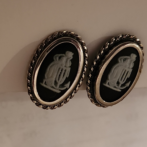 Wedgewood Sterling Screwback Earrings - Picture 7 of 15